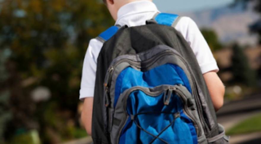 Pantallas y mochilas generan problemas cervicales y de columna en 7 de cada 10 alumnos